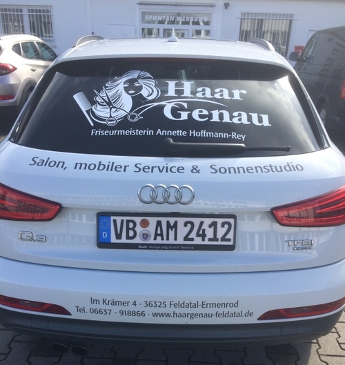 Foto eines Autos, mit Aufklebern des mobilen Services.
